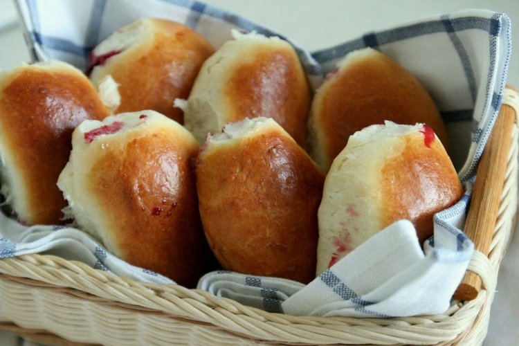 Пирожки на свежих дрожжах с клубникой