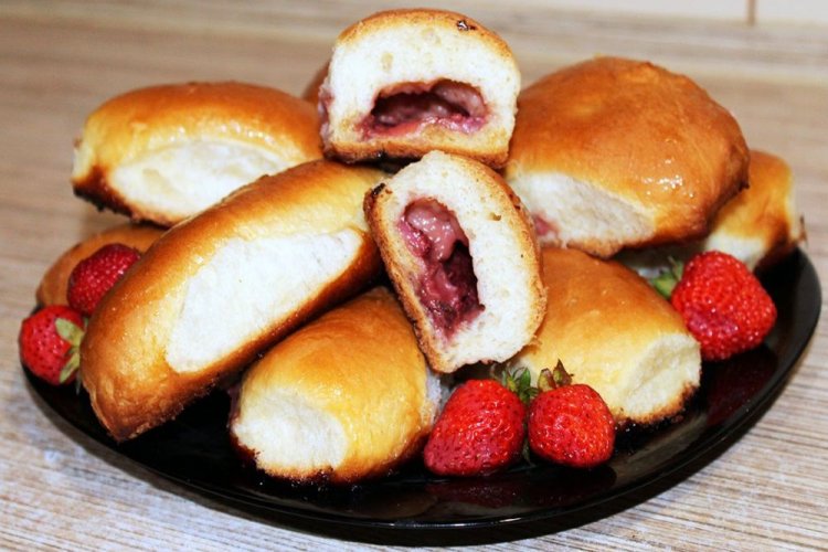 Пирожки на сухих дрожжах и сливках с клубникой
