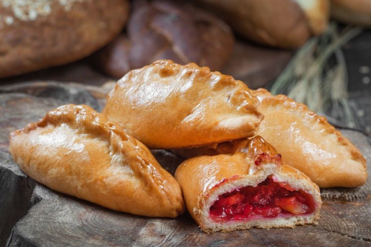 Пирожки с клубникой и яблоками