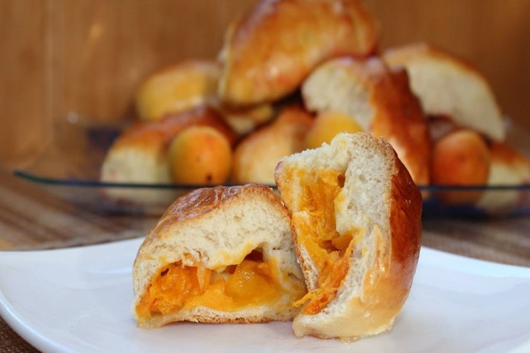 Пирожки с абрикосами на прессованных дрожжах