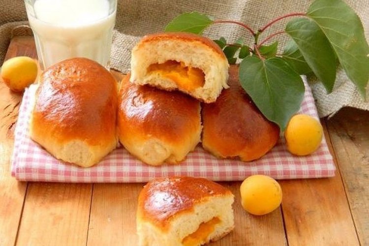 Пирожки с абрикосами без дрожжей