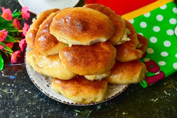 Пирожки с абрикосами на свежих дрожжах и минералке