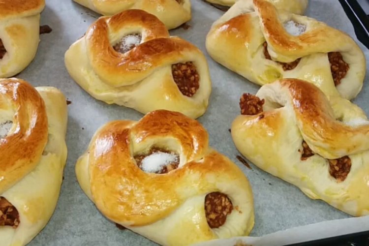 Пирожки на сливках с абрикосами и грецкими орехами