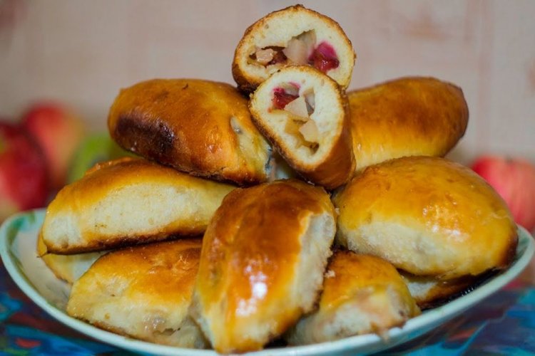 Сдобные пирожки с абрикосами, яблоками и вишней