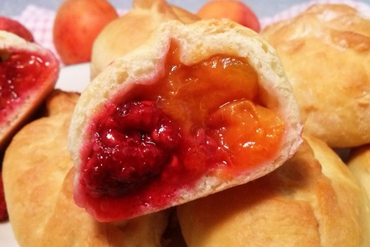 Пирожки с малиной и абрикосами в духовке