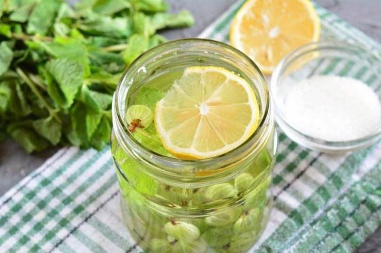 Настойка из крыжовника с лимоном и мятой