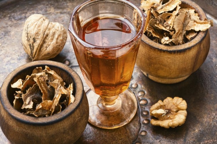 Настойка из крыжовника с перегородками грецких орехов