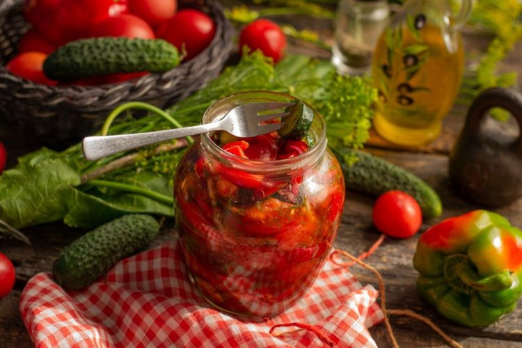 Пикантный салат из помидоров и огурцов на зиму