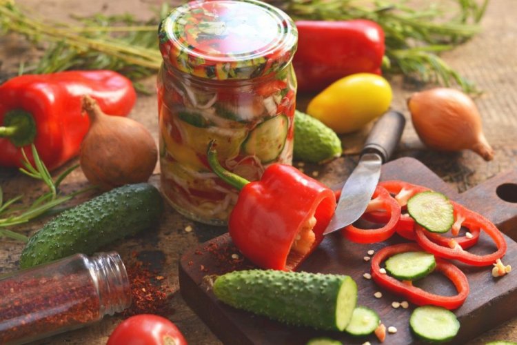 Овощной салат с помидорами и огурцами на зиму