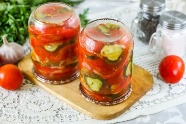 Салат из помидоров и огурцов с лимонным соком