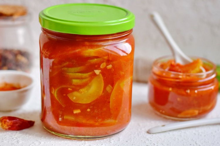 Лечо из кабачков с острым перцем и томатным соком