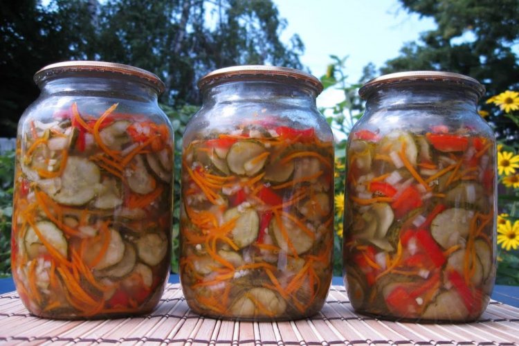 Салат из огурцов, моркови, лука и болгарского перца на зиму