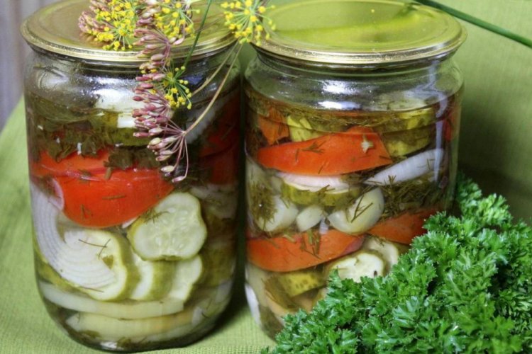 Салат из огурцов, помидоров и лука на зиму