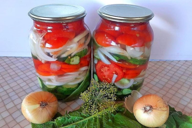 Салат из огурцов, помидоров и лука с лимонной кислотой