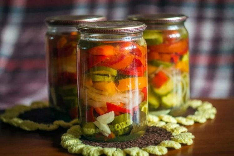 Салат из огурцов, лука и помидоров «Овощной»