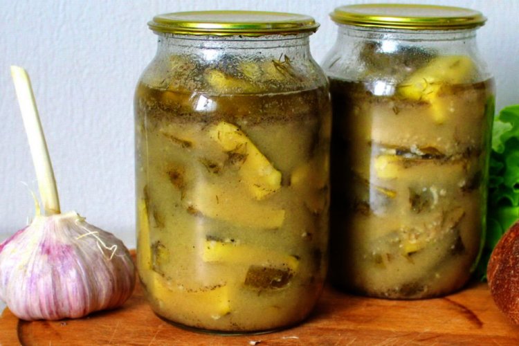 Острый салат из огурцов с луком, горчицей и чесноком