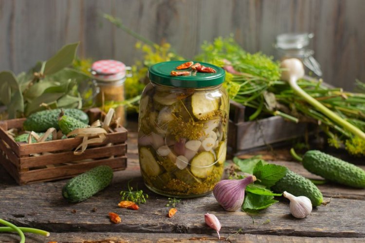 Салат из огурцов с луком и специями на зиму