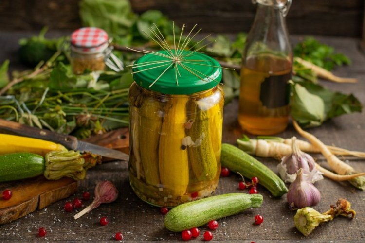 Молодые кабачки, маринованные целиком с клюквой