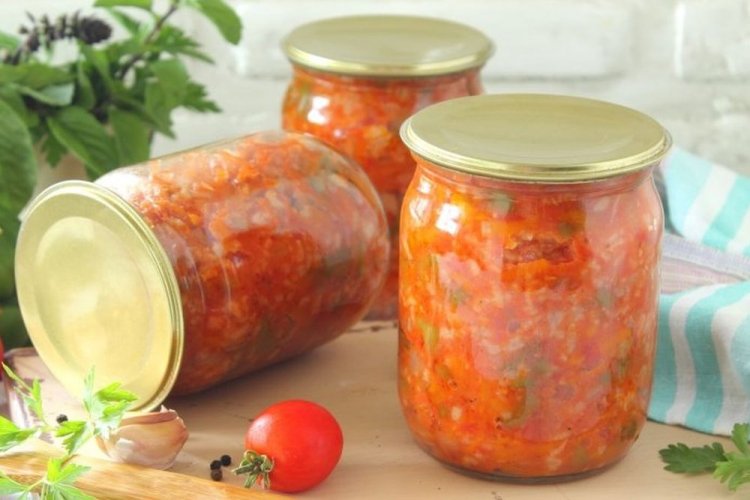 Овощной салат с рисом и томатной пастой