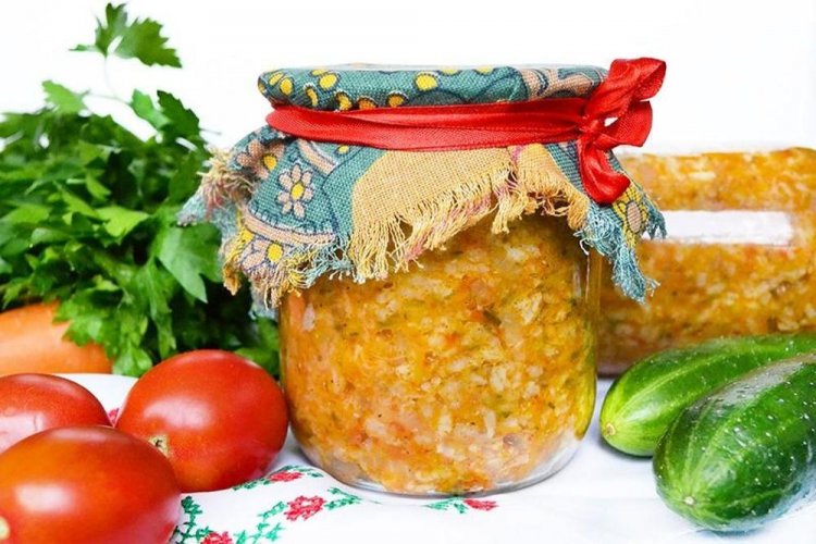 Салат с рисом, огурцами, помидорами и морковью на зиму
