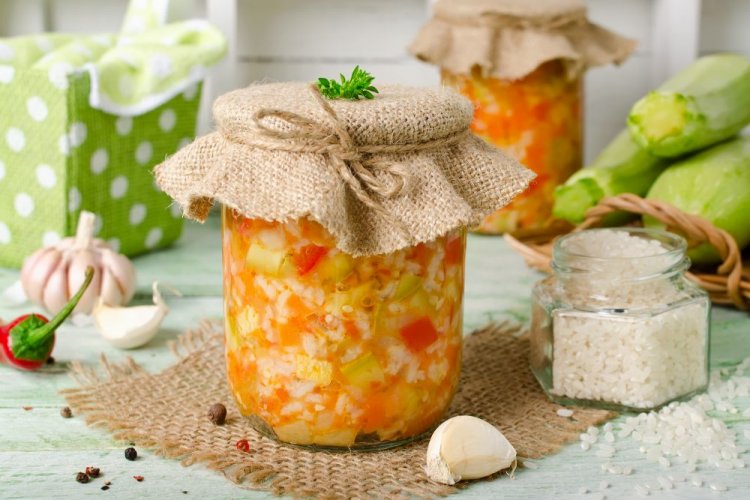 Салат с рисом, кабачками и острым перцем