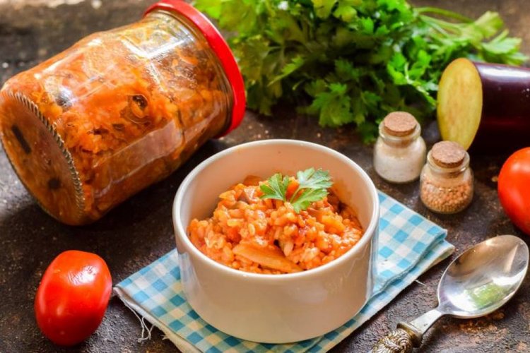 Салат из риса, баклажанов и свежих помидоров на зиму
