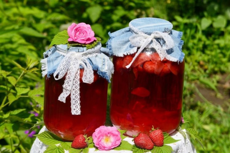 Компот из брусники и клубники на зиму