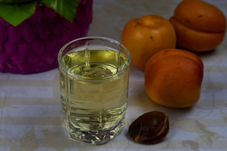 Настойка из целых абрикосов