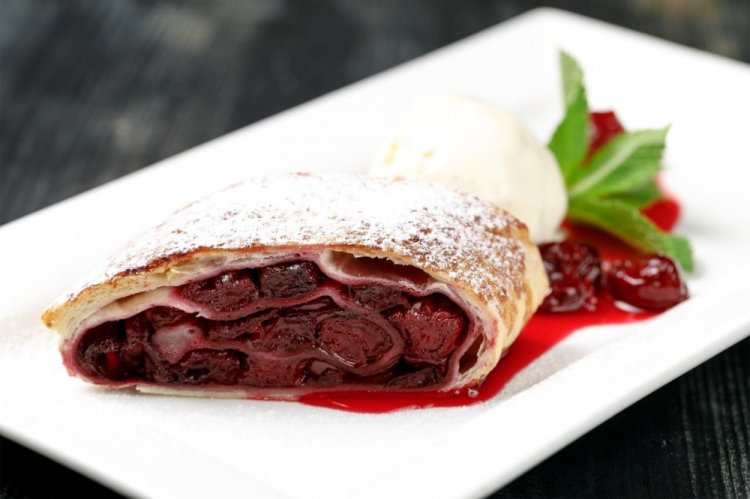 Венский штрудель с вишней