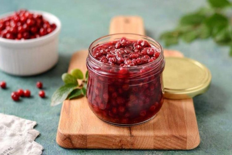 Целые ягоды брусники в сладком сиропе