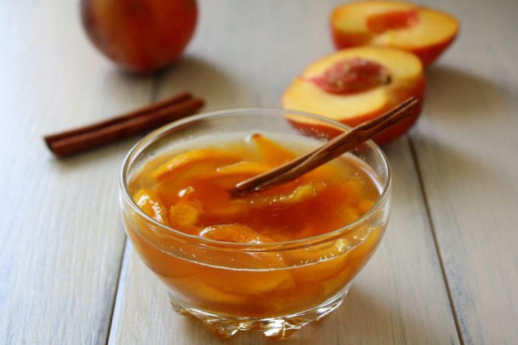 Нектарины в сладком сиропе с корицей