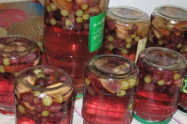 Компот из ранеток и винограда