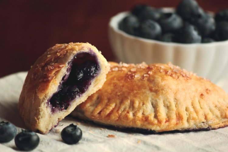 Пирожки с черникой из слоеного теста
