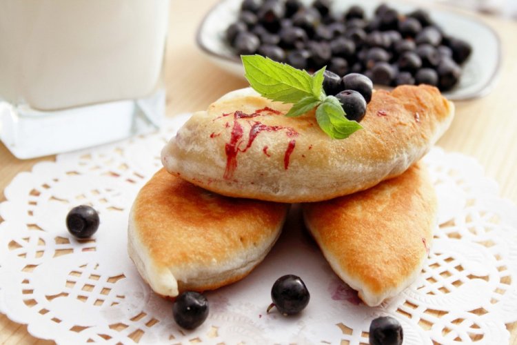 Жареные пирожки с черникой на сметане и растительном масле