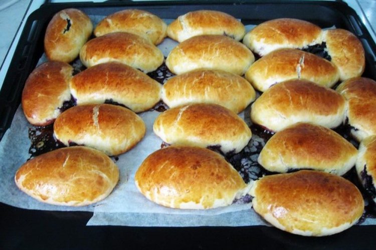 Постные пирожки с черникой