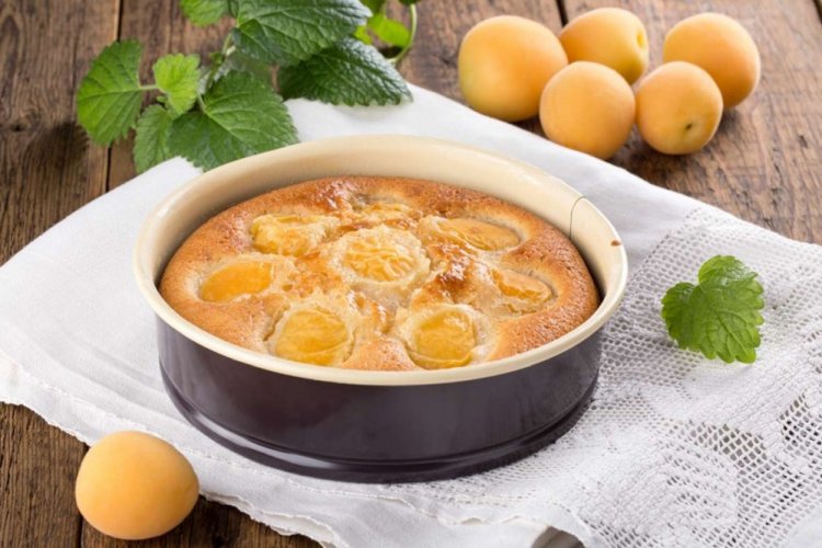 Шарлотка с абрикосами на сметане