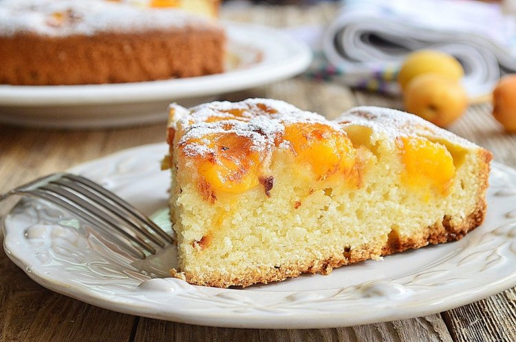 Шарлотка с абрикосами и яблоками