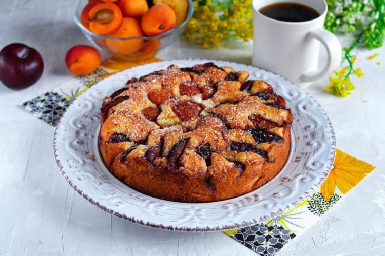 Шарлотка с абрикосами и сливами