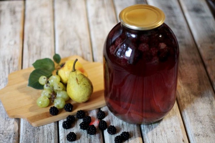 Компот из груши, винограда и ежевики