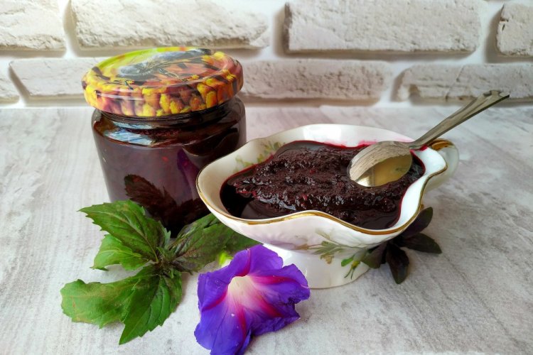 Соус из черноплодной рябины с чесноком и базиликом