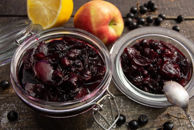 Варенье из яблок с черноплодной рябиной