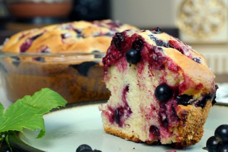 Пирог на майонезе и сметане со смородиной