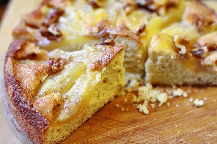 Ванильная шарлотка с грушей