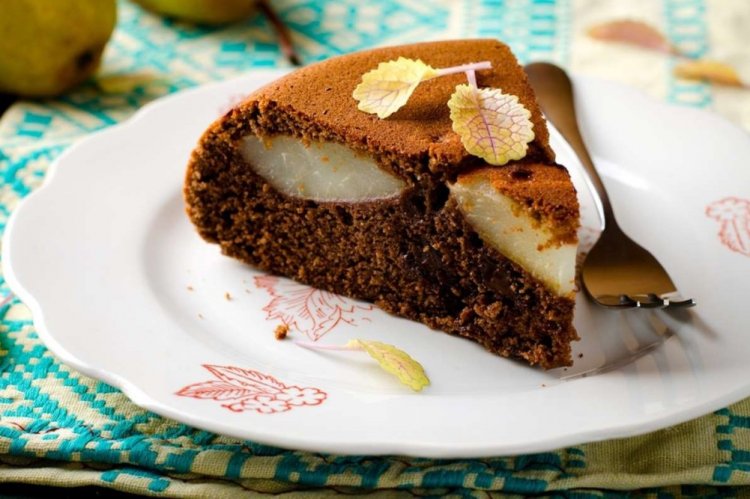 Шоколадная шарлотка с грушей