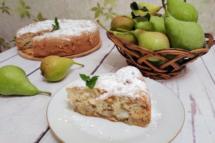 Шарлотка с грушей на кефире