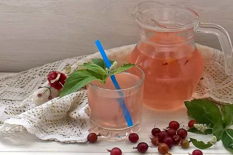 Летний компот из апельсинов с крыжовником и мелиссой