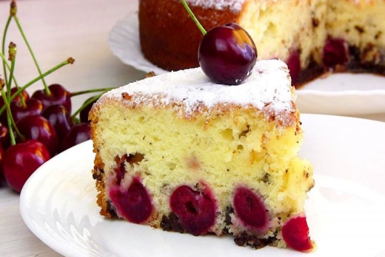 Заливной пирог с вишней и лимонной цедрой