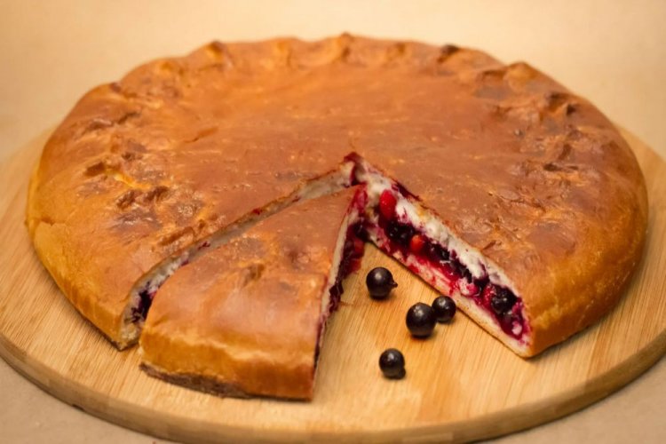 Заливной пирог с черной смородиной и вишней на сухих дрожжах