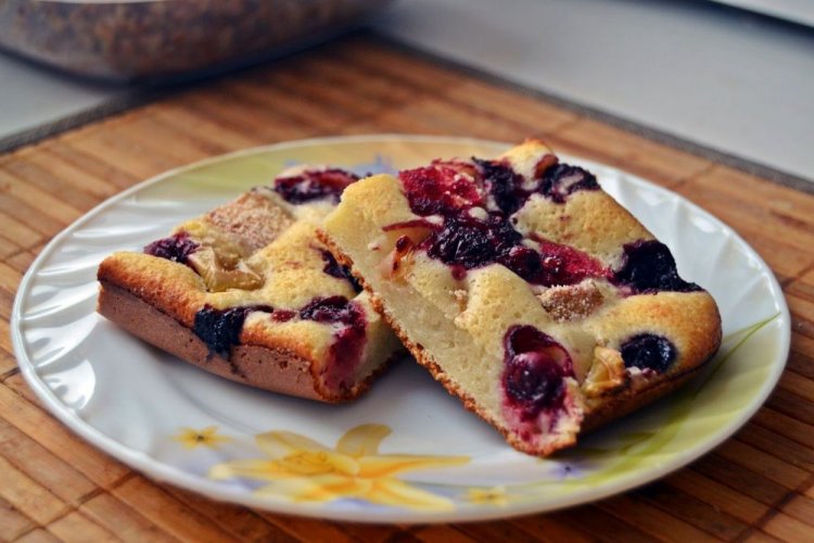 Заливной пирог с яблоками, вишней и корицей