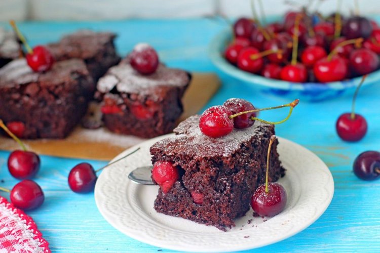 Заливной пирог с какао и вишней